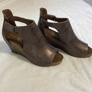 Boutique by Corkys bronze wedge sandal. NWOT